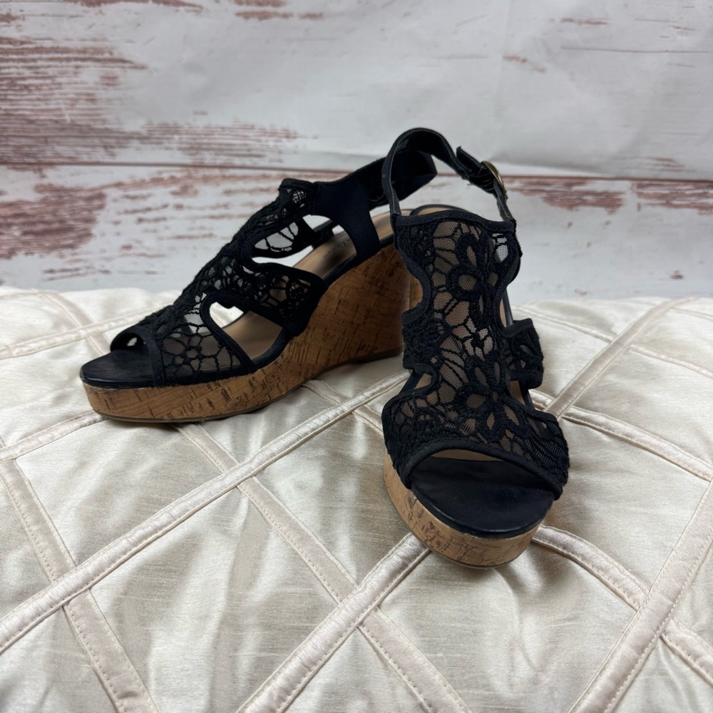 American Eagle Outfitters Lacey Black Floral Lace Wedges Size 9.5
